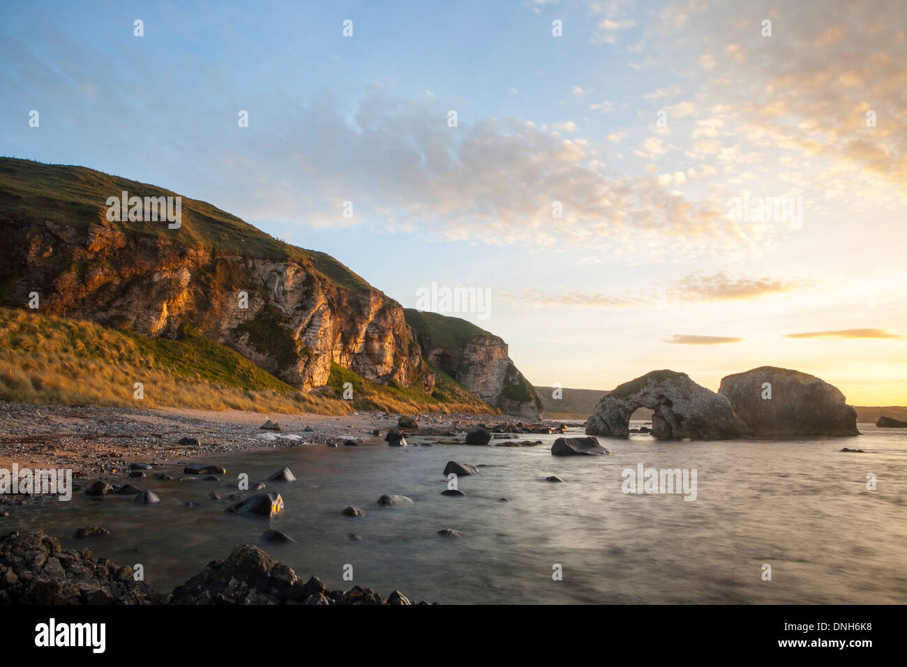 In Irlanda del Nord la Causeway Coast al tramonto. Foto Stock