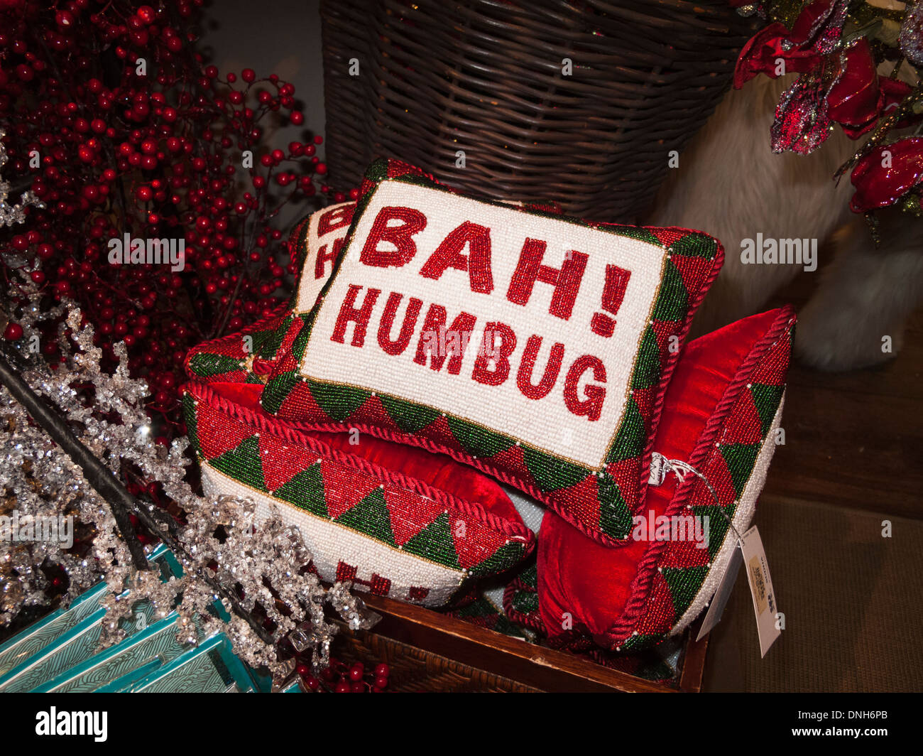 'Bah humbug" rosso, il bianco e il verde di perline decorazione di Natale cuscino Foto Stock