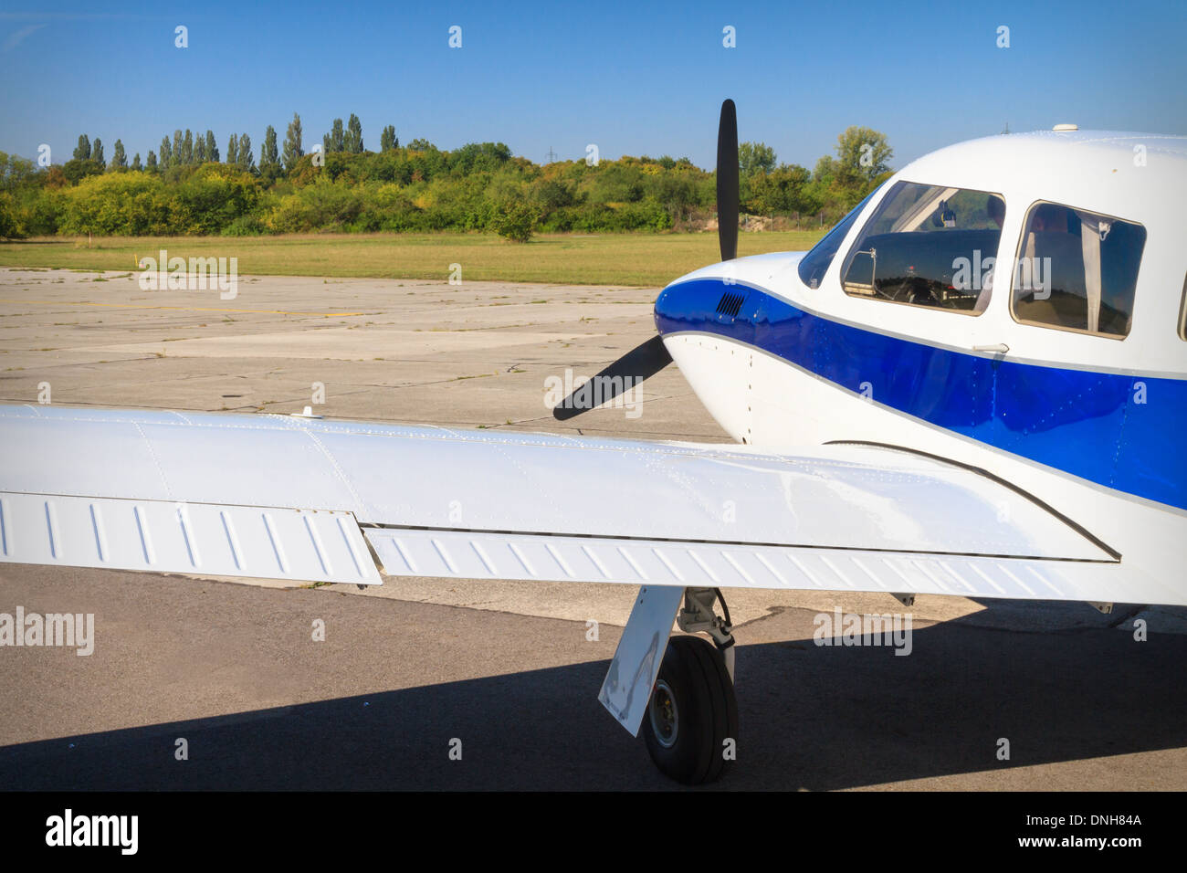 Elica aereo sulla pista in attesa di decollo Foto Stock