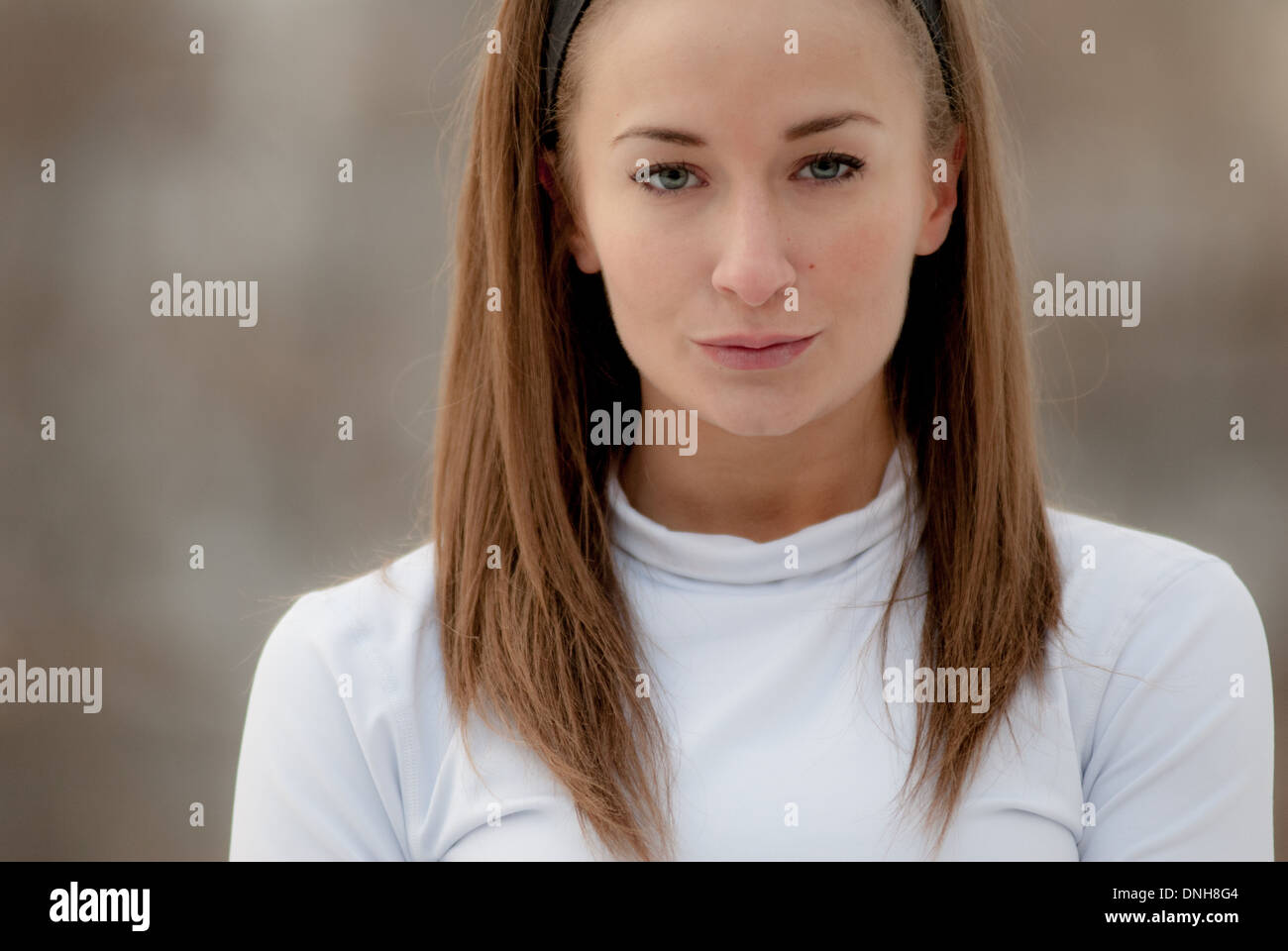 Un esotico giovane donna in un bianco athletic top in una fredda giornata invernale. Foto Stock