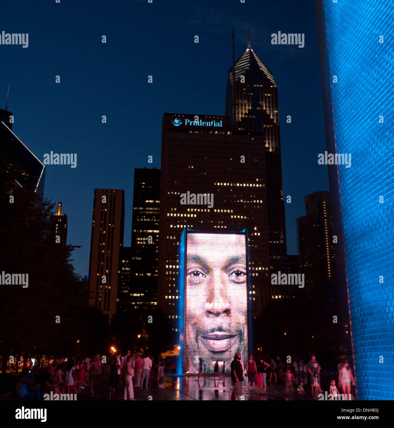 Fontana di corona, un lavoro interattivo di arte pubblica e il video di una scultura in Millennium Park di Chicago, come si vede in una notte d'estate. Foto Stock