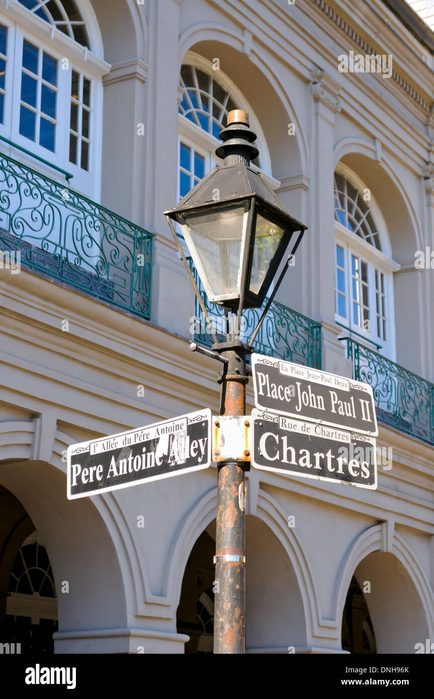 Lampada posta all angolo di Pere Antoine vicolo e charter San nella parte anteriore del Presbytre del Quartiere Francese di New Orleans Foto Stock