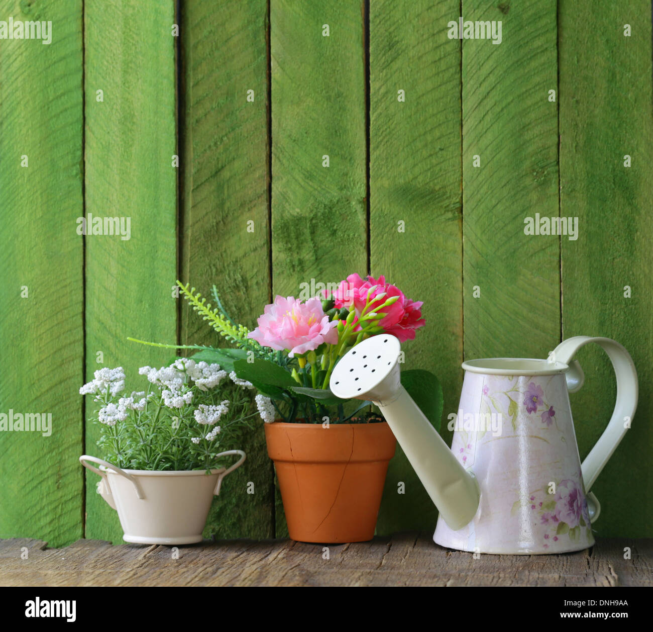 Rustico vita ancora annaffiatoio, fiori in vaso, attrezzi da giardino Foto Stock