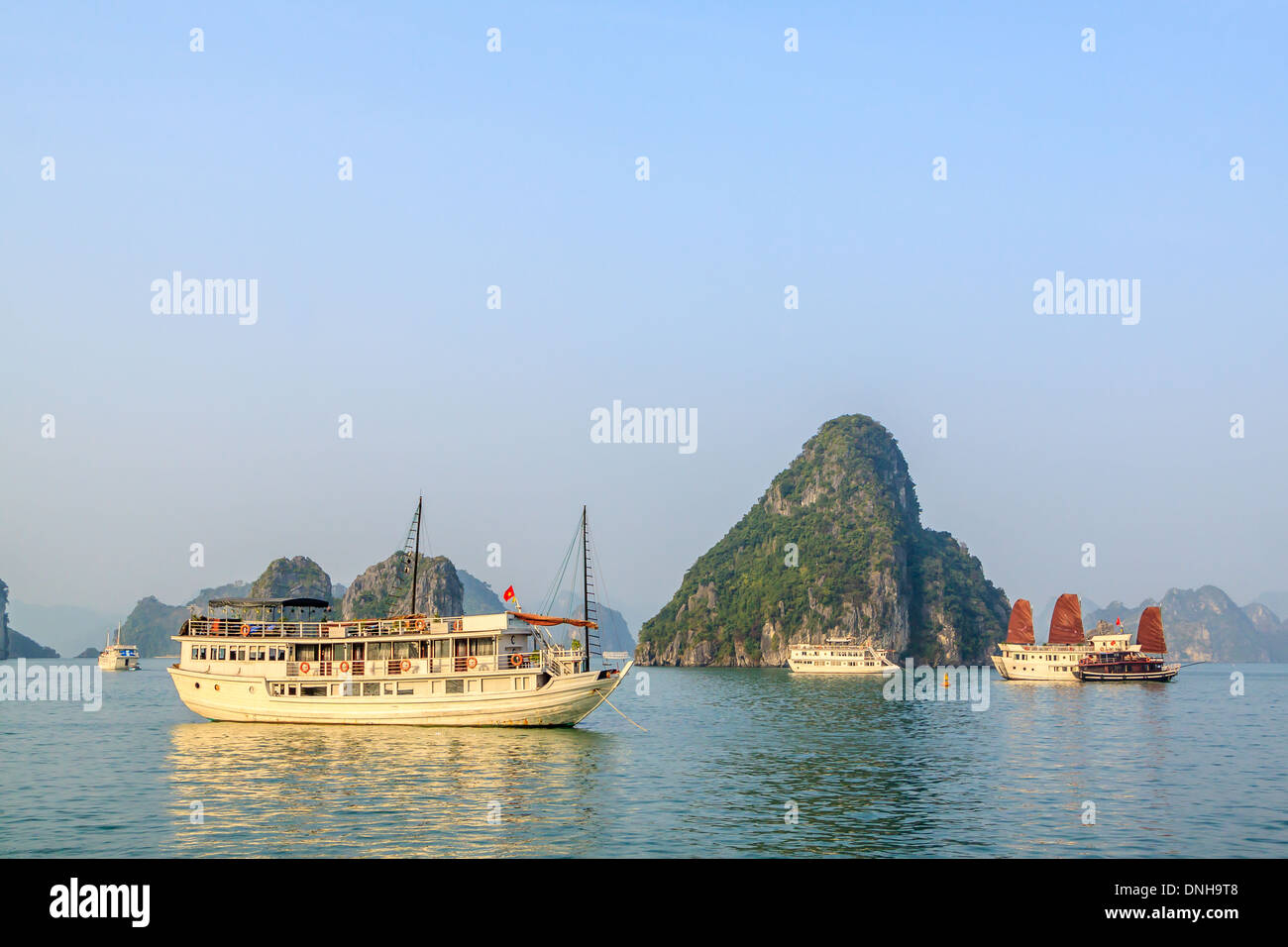 Imbarcazione turistica sulla baia di Halong, Vietnam Foto Stock