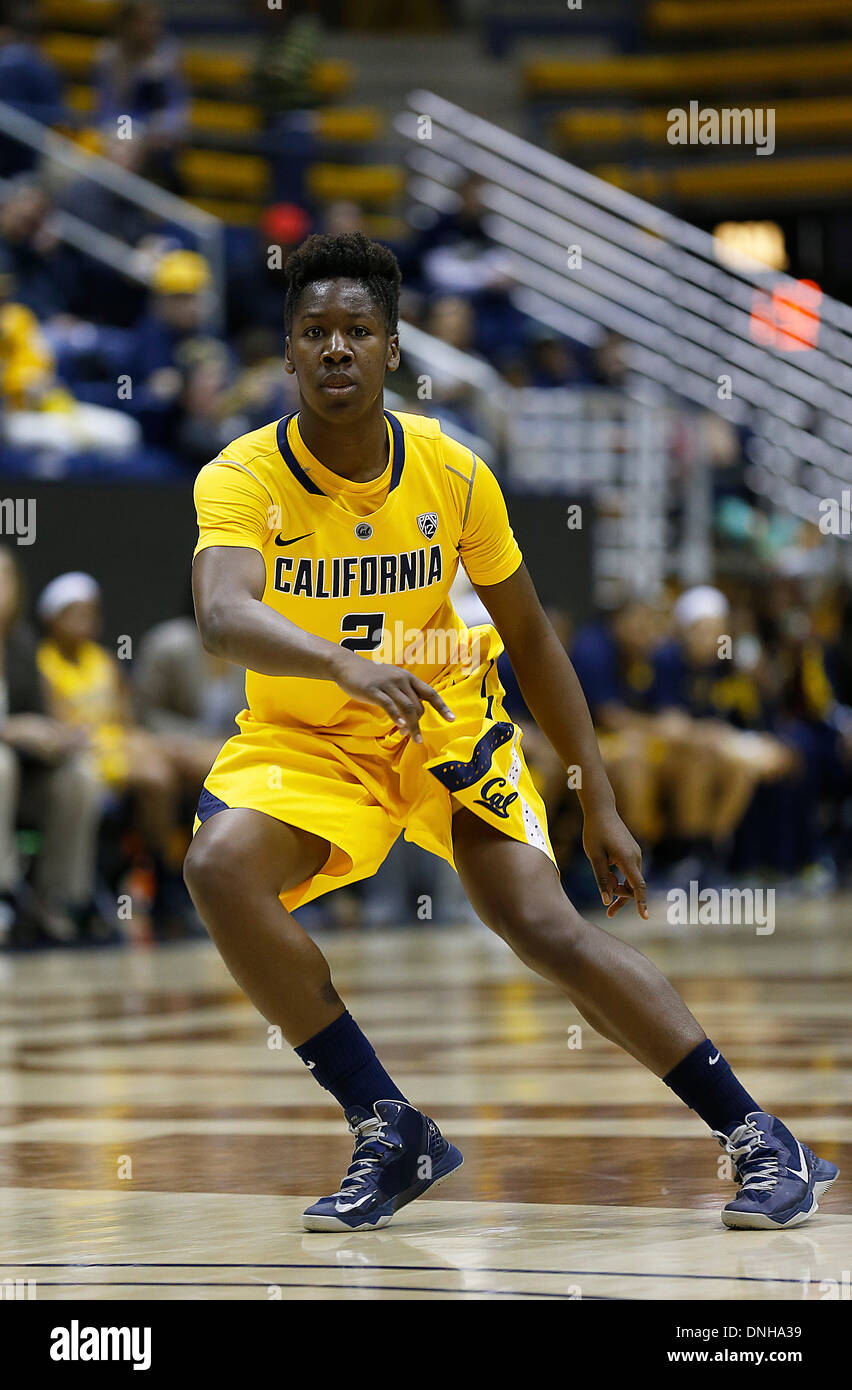 Berkeley, CA, Stati Uniti d'America. 29 Dic, 2013. 29 dic 2013 - Berkeley CA USA California porta G # 2 Afure Jemerigbe sulla difesa durante il NCAA Womens gioco di basket tra Lafayette College Leopardi e California Golden Bears 77-60 vincere a Hass Pavilion Berkeley Calif © csm/Alamy Live News Foto Stock