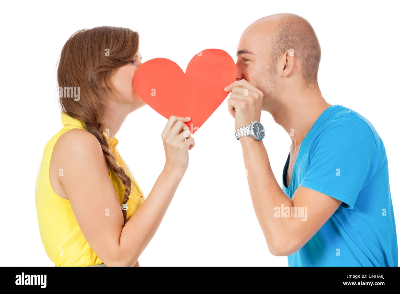 Felice coppia giovane in amore con cuore rosso il giorno di san valentino ritratto isolato Foto Stock