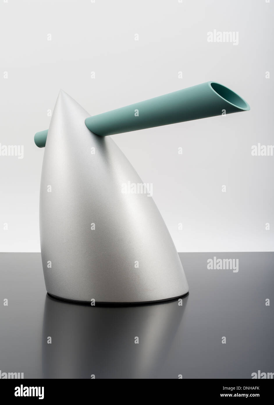 HOT BERTAA / Bollitore d' acqua progettato da Philippe Starck per Alessi. Design iconico in cucina / apparecchi elettrodomestici. Foto Stock