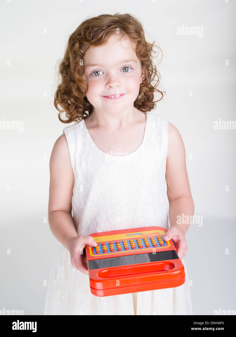 Ragazza giovane con 1978 parlare e scrivere il giocattolo da Texas Instruments Foto Stock