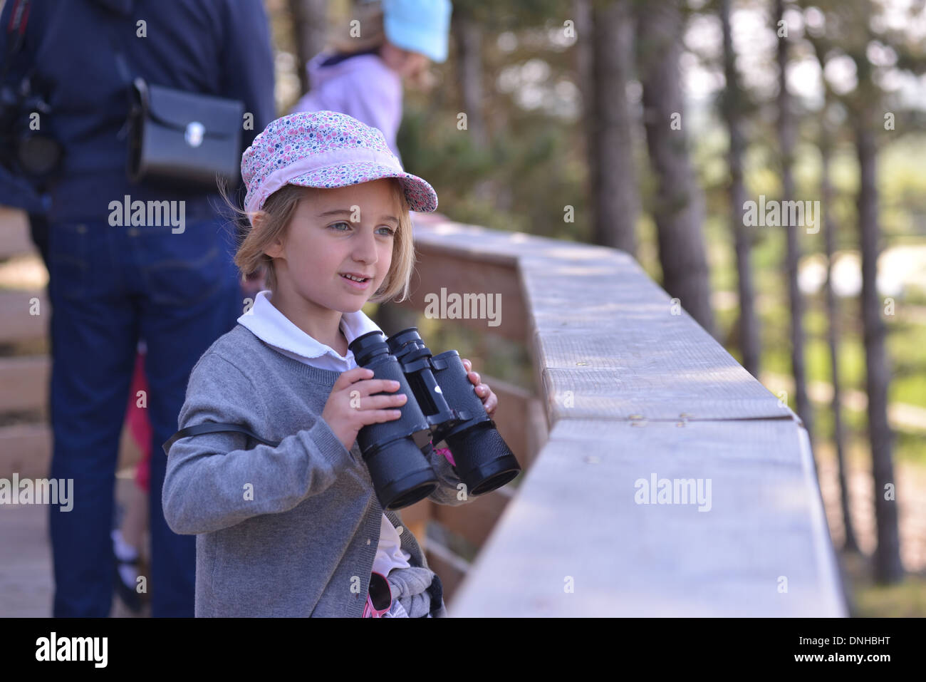 Parco del MARQUENTERRE, naturali riserva ornitologica, bambini birdwatching con il binocolo, giocando nel parco, la baia di Somme Picardia, Francia Foto Stock