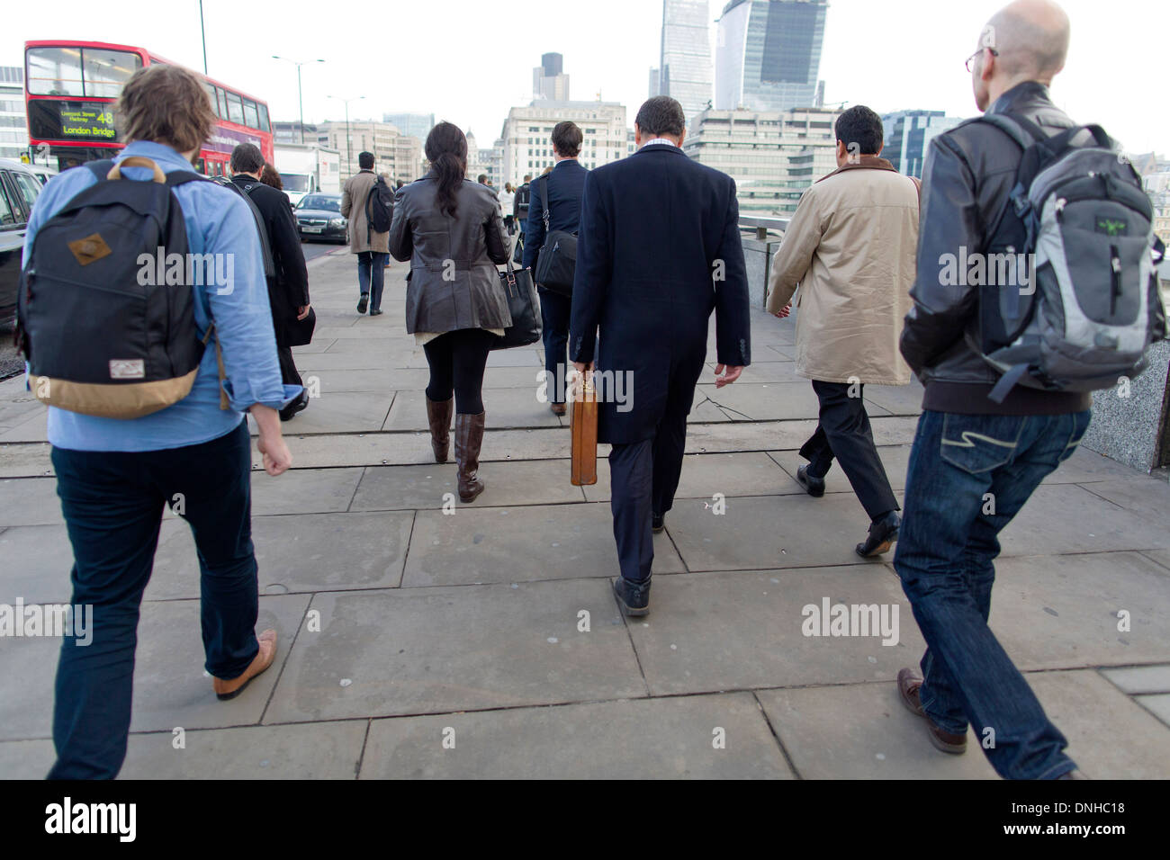 Regno Unito : Londra pendolari business cross London Bridge sul loro modo di lavorare a Londra, Inghilterra. Foto Stock