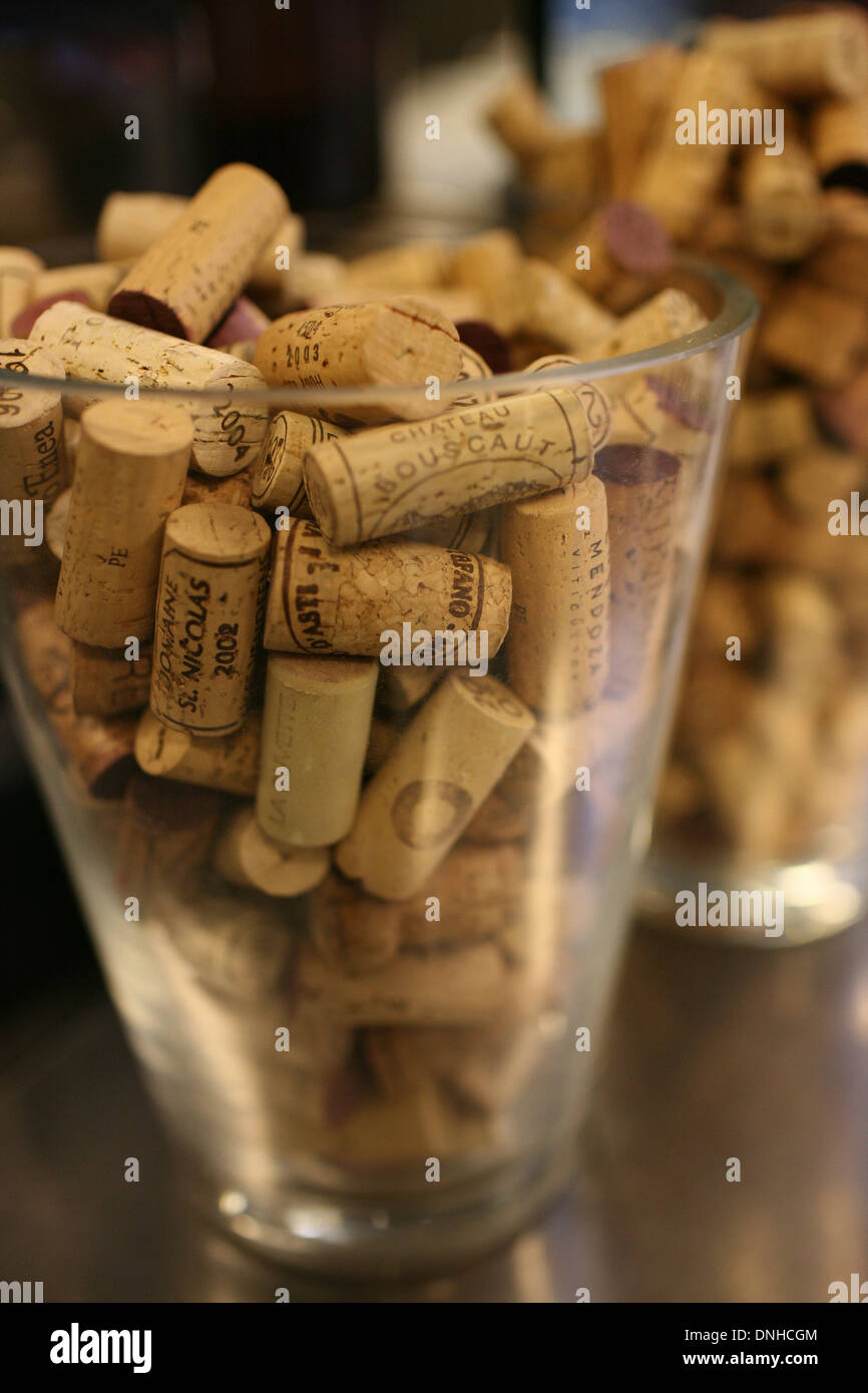 I tappi di sughero da BOTTIGLIE DI VINO UTILIZZATO COME DECORAZIONE IN UN  RISTORANTE Foto stock - Alamy