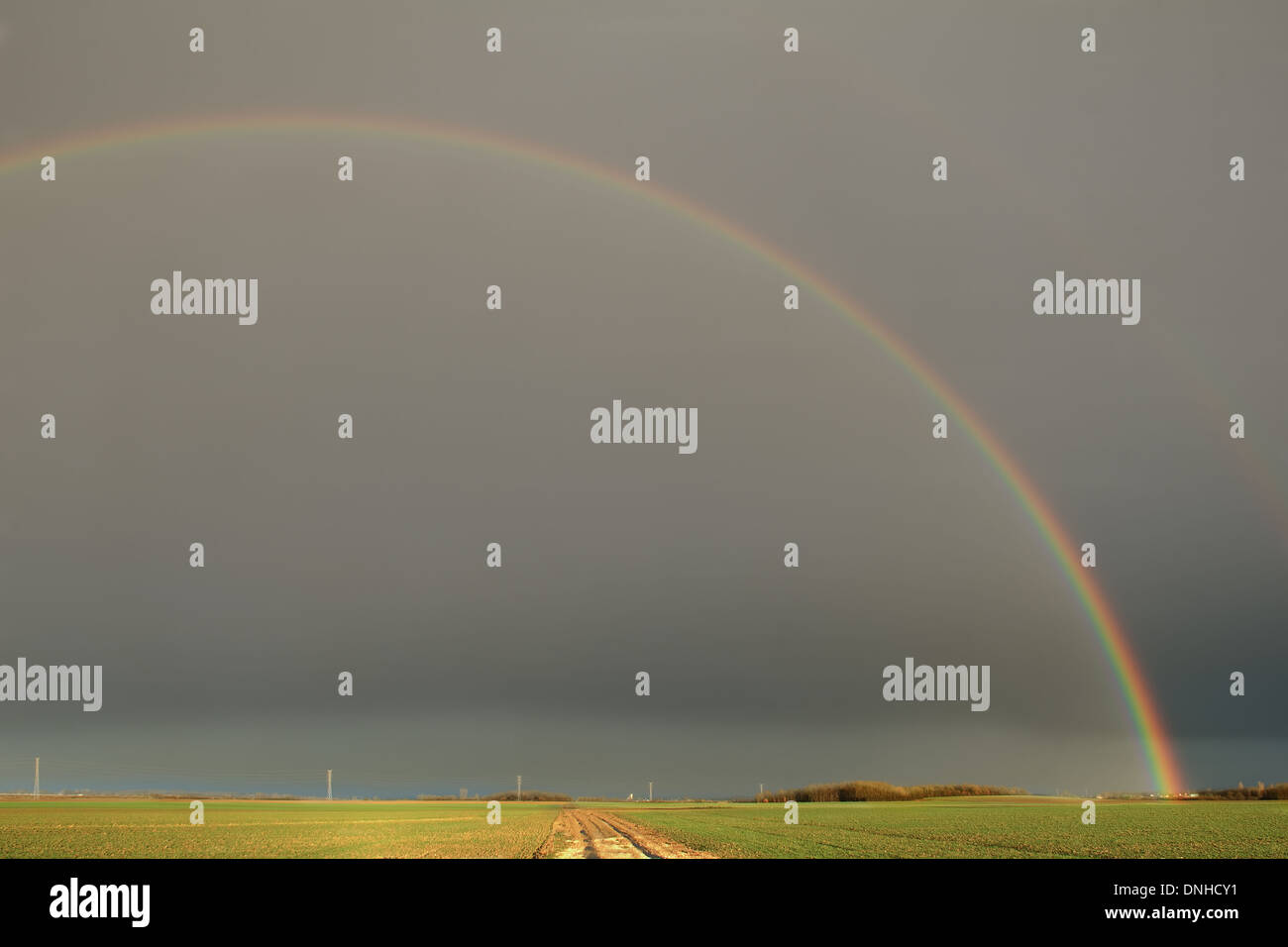 Paese rainbow su grigio sfondo con cielo nuvoloso Foto Stock