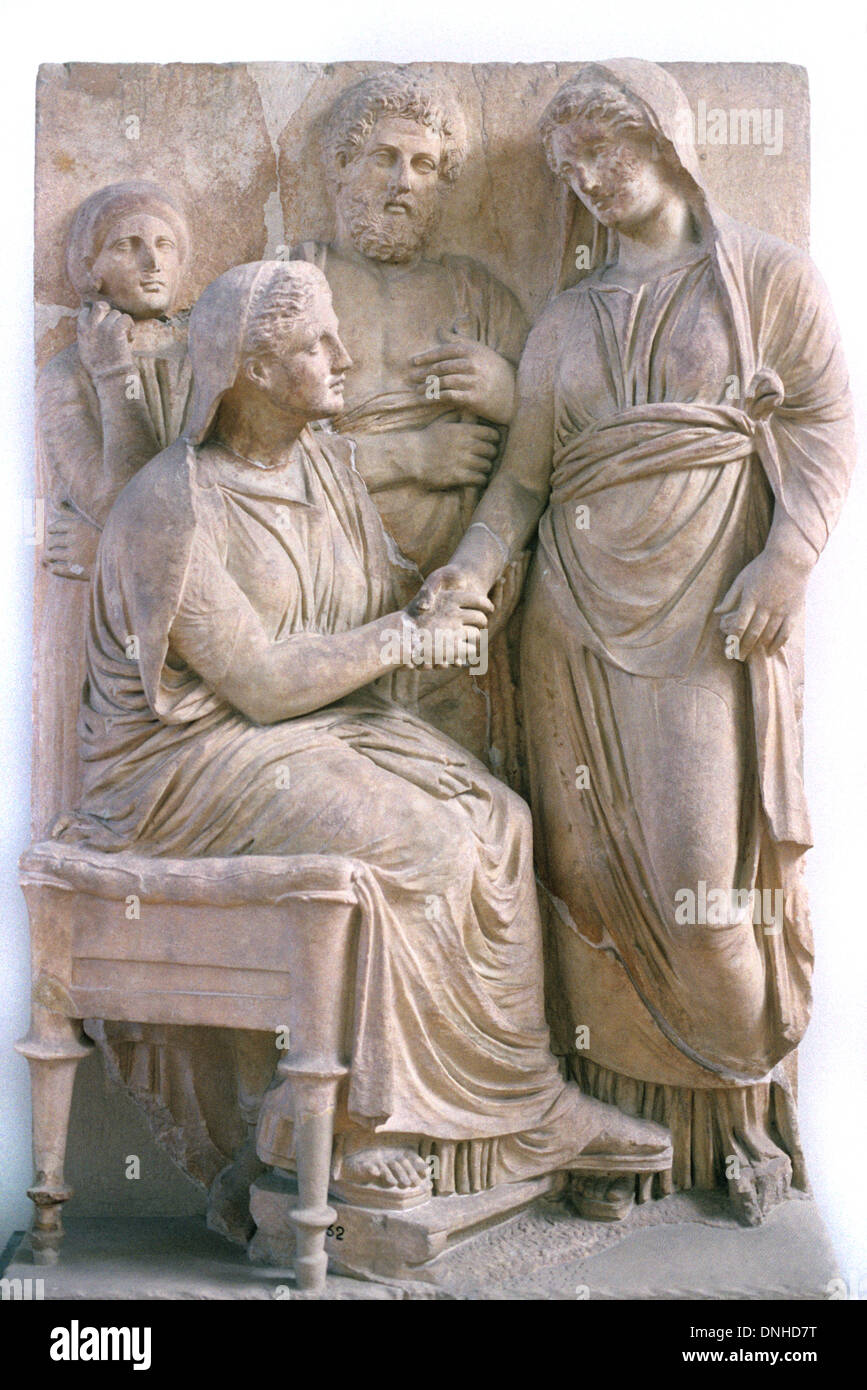 Stretta di mano o il messaggio di saluto Dexiosis Bas-Relief sul Greco antico sepolcro di pietra o di sarcofago con il defunto seduto e mia moglie (C340BC) Atene Grecia Foto Stock