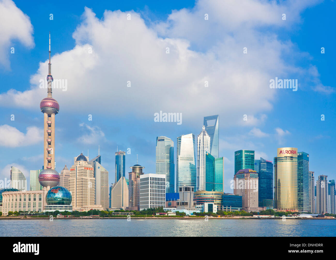 Lo skyline di Shanghai con il World Financial Center e Oriental Pearl edifici di Pudong, Repubblica popolare cinese Repubblica popolare di Cina e Asia Foto Stock