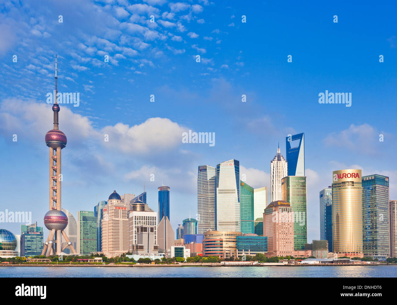 Lo skyline di Shanghai con il World Financial Center e Oriental Pearl edifici di Pudong, Repubblica popolare cinese Repubblica popolare di Cina e Asia Foto Stock