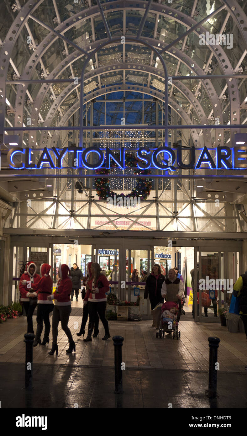 Clayton Square   negozi di Natale decorazioni e acquirenti in Liverpool ONE e Merseyside, Regno Unito Foto Stock