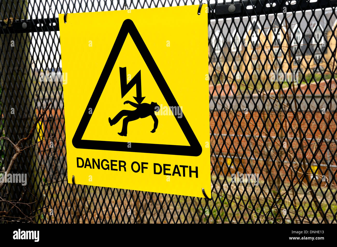 Maidstone Kent, Inghilterra, Regno Unito. "Pericolo di morte" segno sull'elettricità sub-stazione in città Foto Stock