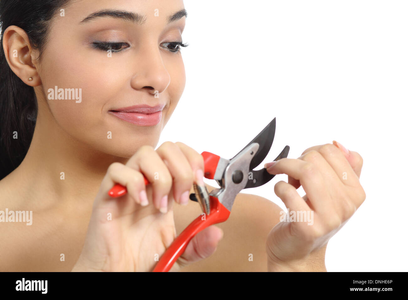 Divertente bella donna fare manicure con un secateurs isolato su uno sfondo bianco Foto Stock