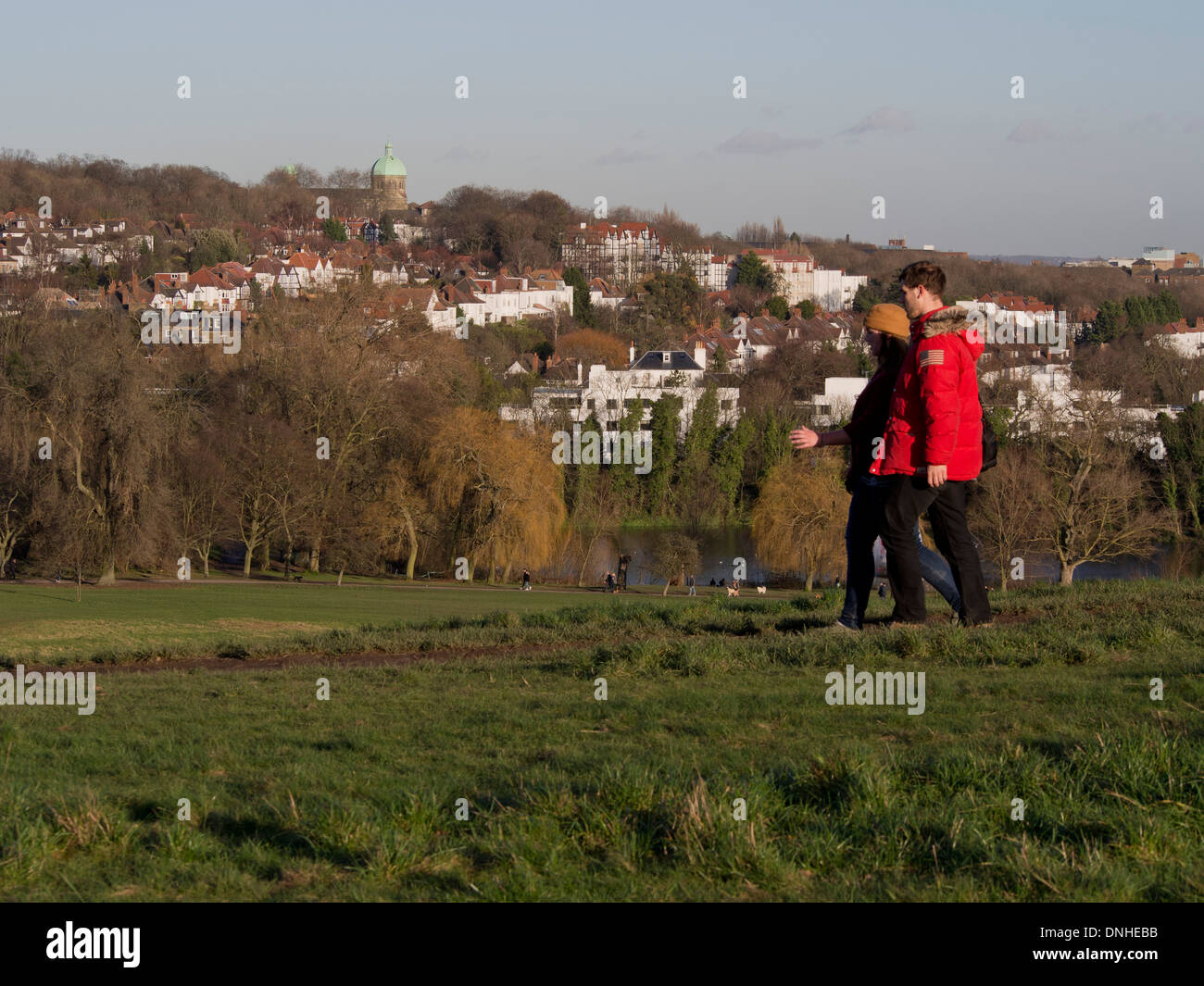 La gente che camminava sul Hamstead Heath, London, Regno Unito Foto Stock