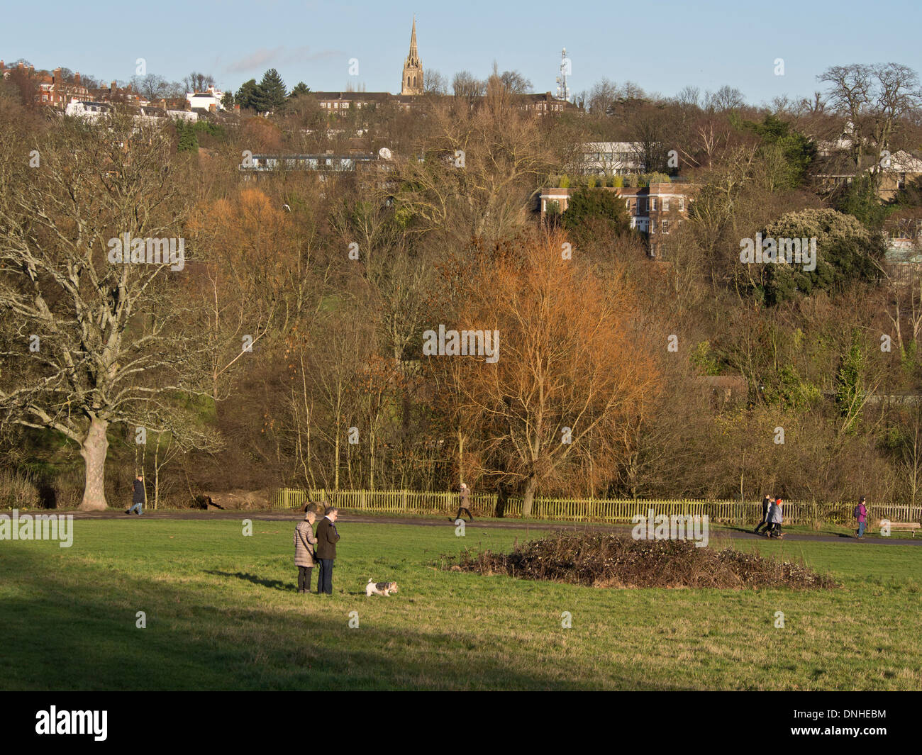 La gente che camminava sul Hamstead Heath, London, Regno Unito Foto Stock