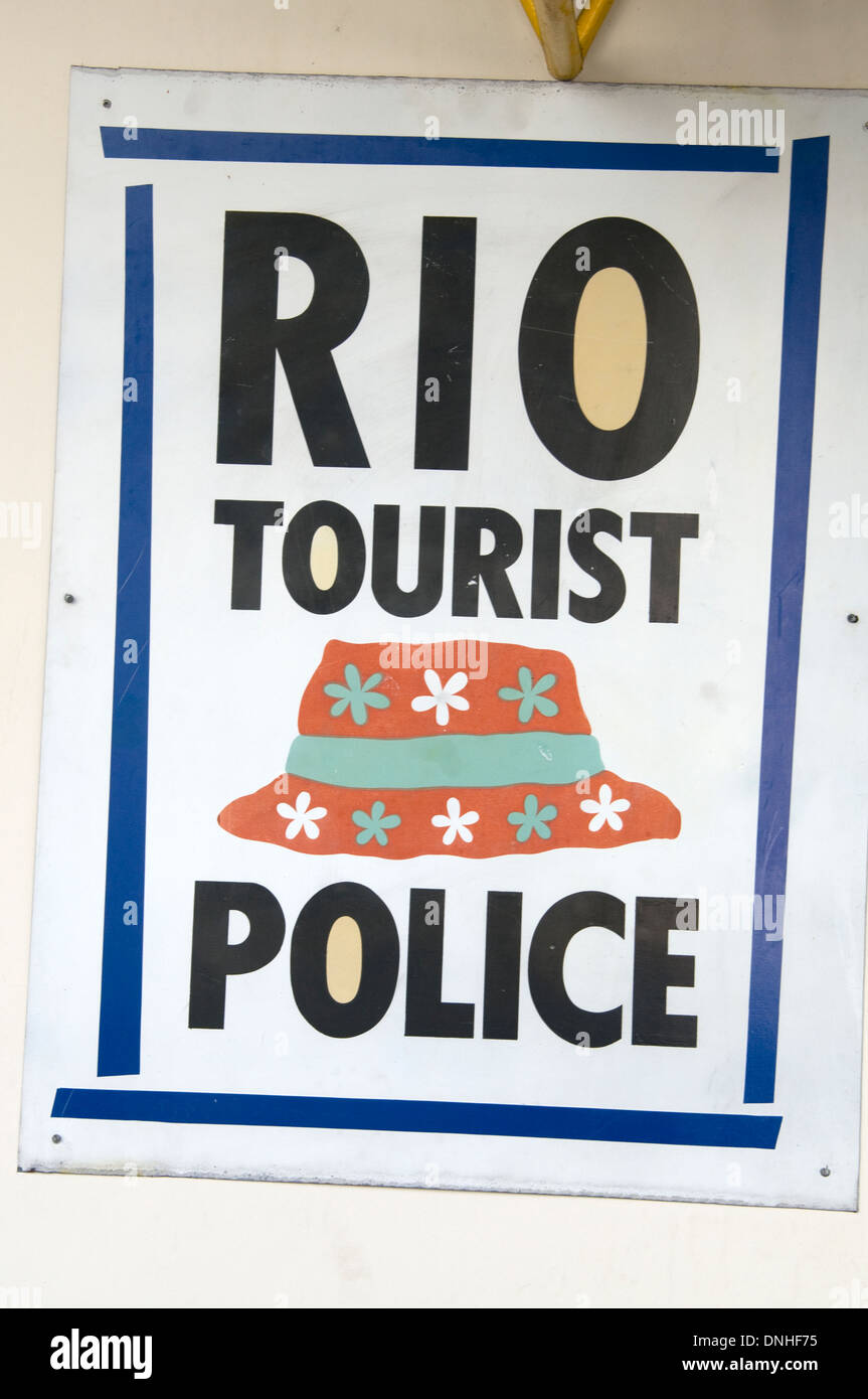 Un cartello di polizia turistica di Rio sulla parete della DEAT Delegacia Especial de antipolio Ao Turismo a Rio de Janeiro, Brasile Foto Stock