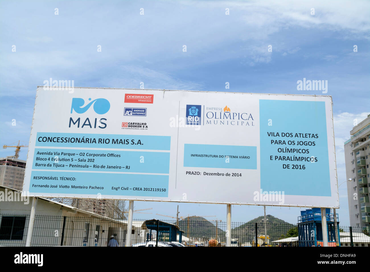 Un cartellone che mostra un elenco dei principali imprenditori edili presso il sito di costruzione del villaggio olimpico a barra da Tijuca a Rio de Janeiro, Brasile. Foto Stock