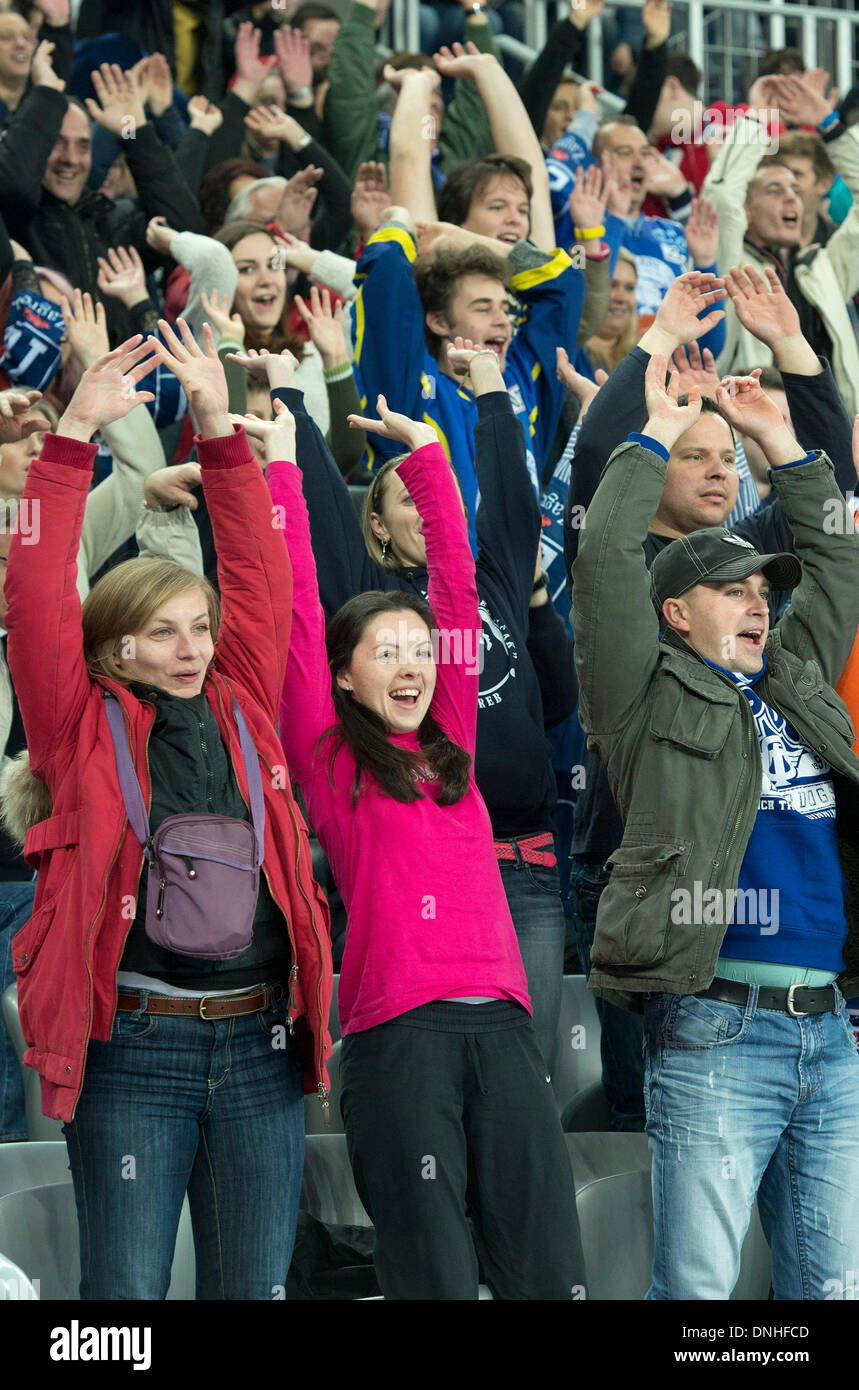 (131230) -- ZAGREB, Dicembre 30, 2013 (Xinhua) - Ventole croato eseguire più lunga onda della ventola durante la Kontinental Hockey League (KHL) ice hockey match tra Medvescak Zagabria e team russo Vityaz Podolsk a Arena Zagreb a Zagabria, la capitale della Croazia, Dicembre 29, 2013. Più di 15.000 Medvescak Zagreb fan ha stabilito un nuovo record del mondo in modo più lunga denominata 'Mexican fan wave" con 15 minuti e 3 secondi la rottura record corrente di 6:54 secondi che sorgeva dal 1986 durante il Messico vs. Brasile match in Cowboy Stadium, Texas. (Xinhua/Miso Lisanin)(yt) Foto Stock
