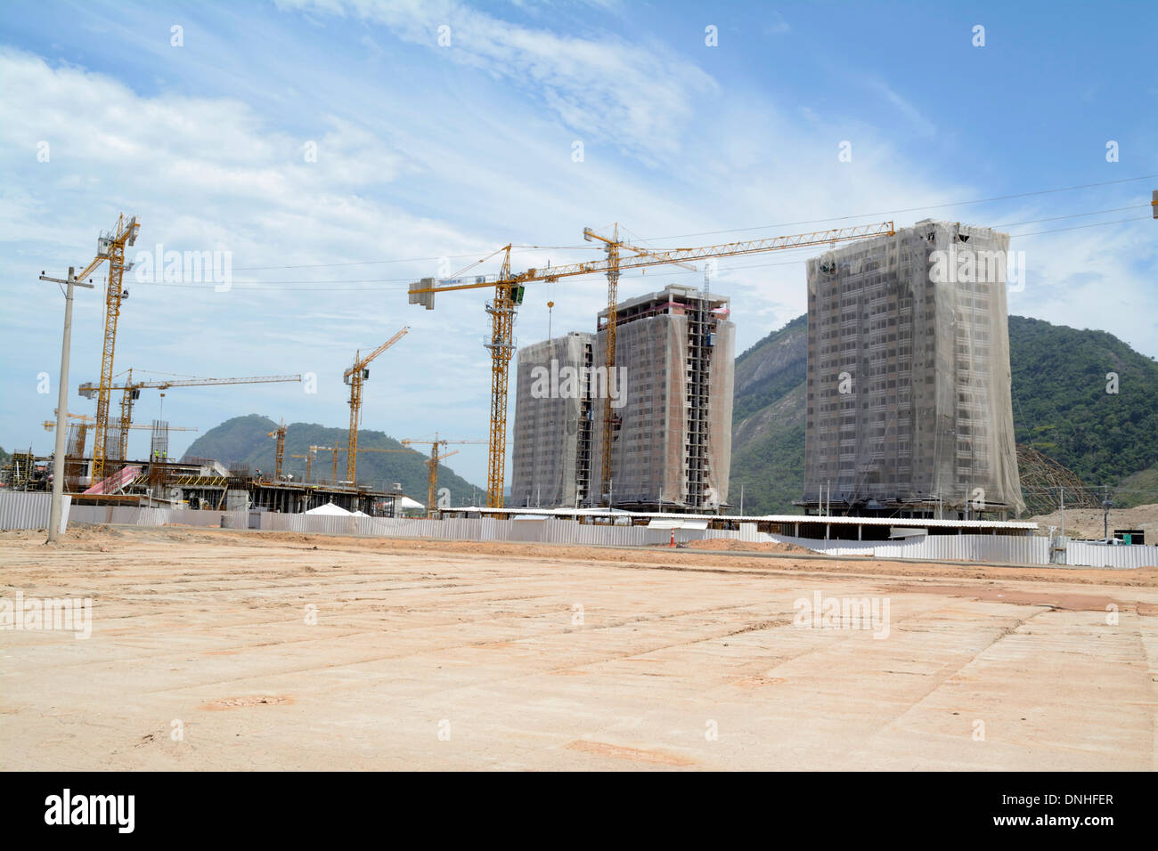Un grande sito di costruzione del nuovo villaggio olimpico nella barra da Tijuca, un quartiere di Rio de Janeiro in Brasile. Concessionaria Rio Mais Foto Stock