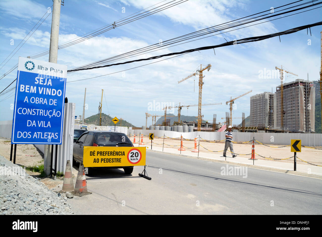 Un cartello stradale all'ingresso del sito del nuovo Villaggio Olimpico nella barra da Tijuca, un quartiere di Rio de Janeiro in Brasile. Foto Stock