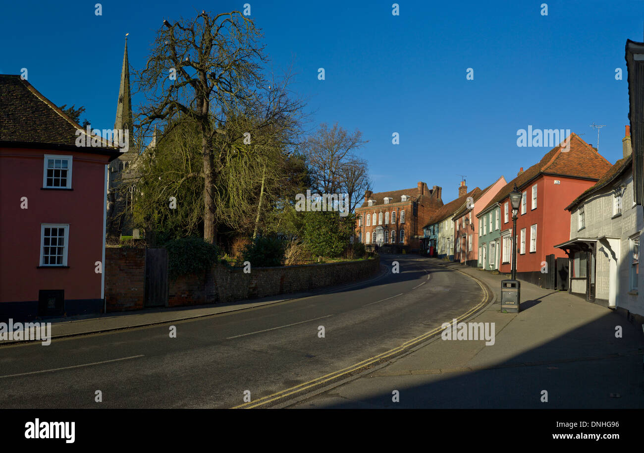 Thaxted, Essex, Inghilterra 28-12-2013 cercando lungo Watling Street verso Clarence House con la Chiesa Parrocchiale di San Giovanni il BAP Foto Stock