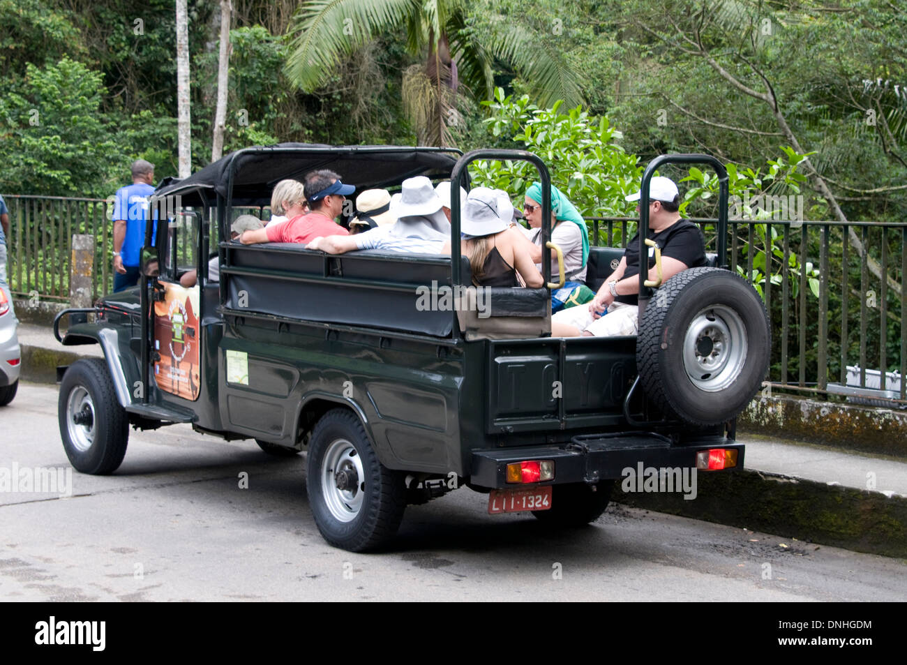 Una jeep turistica che trasporta un piccolo gruppo di turisti che sono guidati al Cristo Redentore a Rio de Janeiro, Brasile Foto Stock