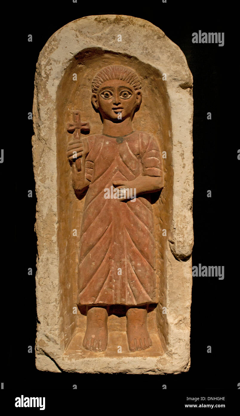 Tomba Stela gioventù incorniciata da una nicchia con arco a tutto sesto 400 AD copta egiziana Egitto Foto Stock