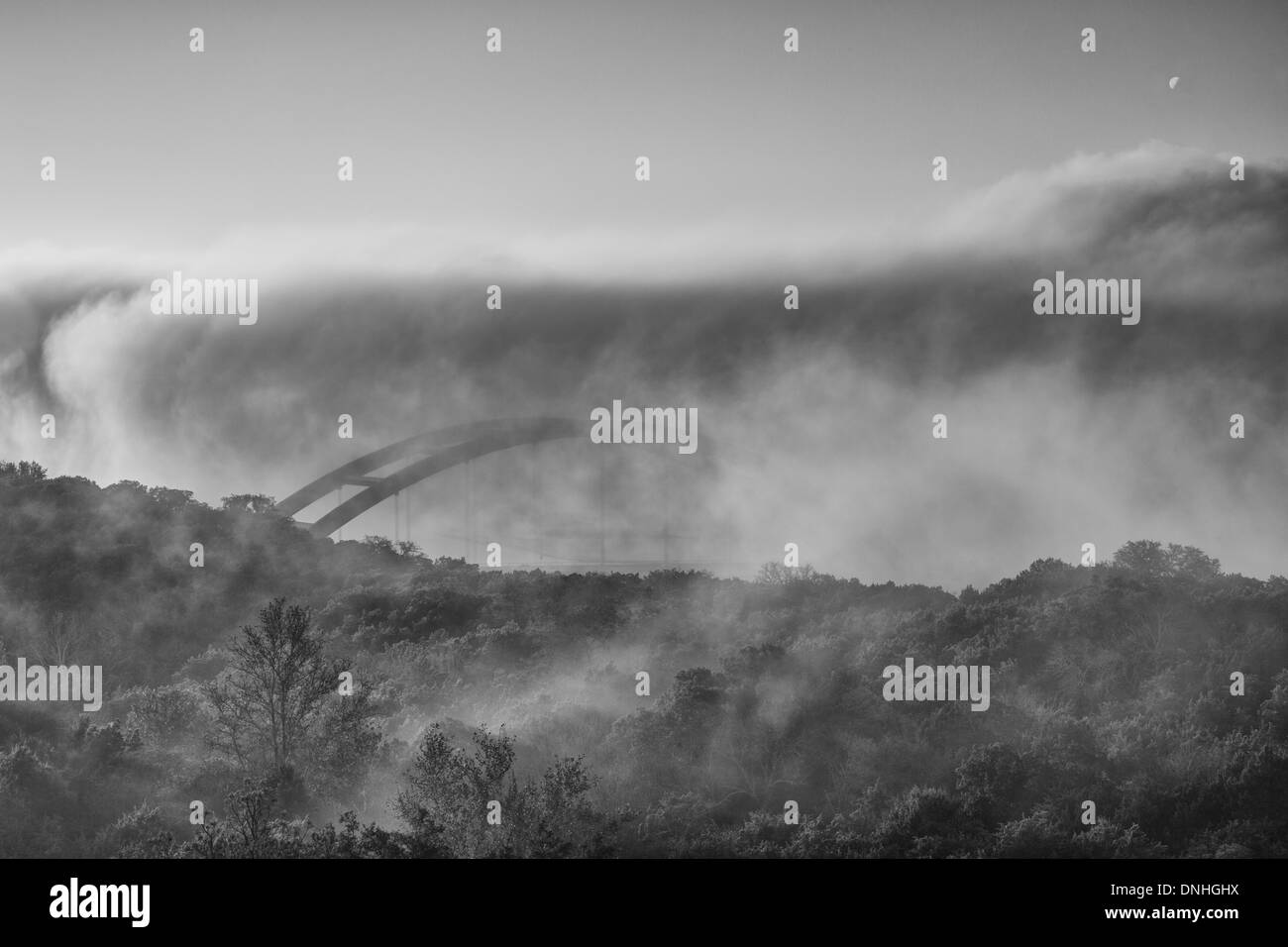 Rotoli di nebbia attraverso Pennybacker Bridge, un'icona di Austin, appena fuori la città in questa immagine in bianco e nero. Foto Stock