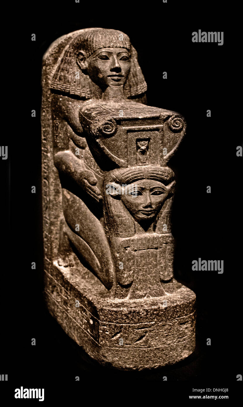 In ginocchio la figura dell'architetto Senmut - Senenmut tenendo un la figura della dea Hathor 18 dynasty 1470 BC egiziano Egitto Foto Stock