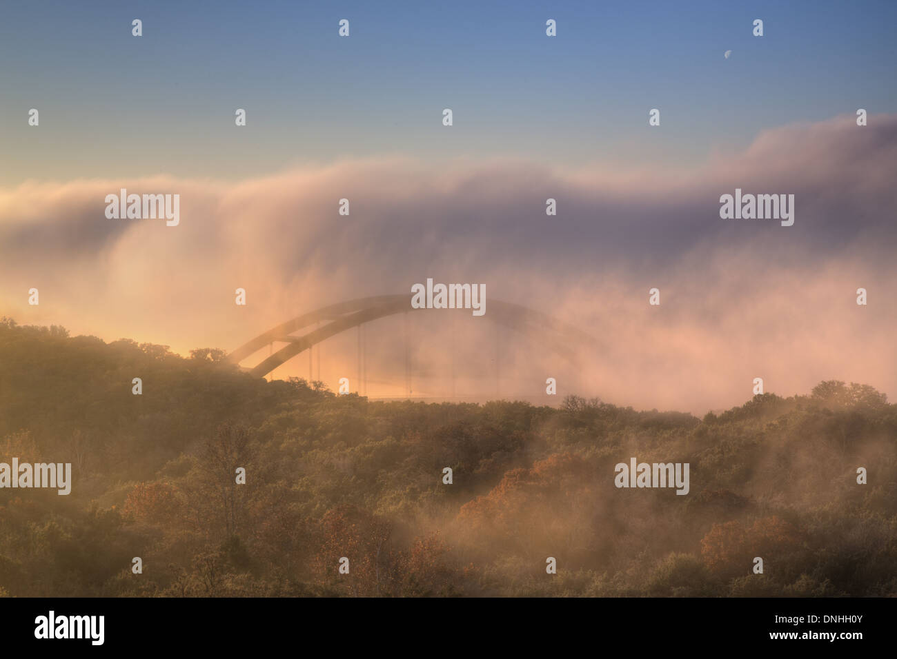 Rotoli di nebbia oltre il ponte Pennybacker, noto anche come il ponte 360, al di fuori di Austin, Texas. Foto Stock
