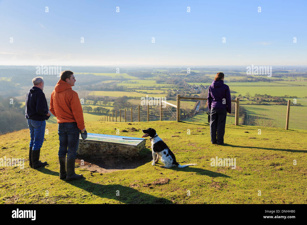 Persone con cane guardando una vista a ovest dal punto di vista Wye in riserva naturale nazionale su North Downs modo nelle colline vicino a Ashford Kent England Regno Unito Gran Bretagna Foto Stock