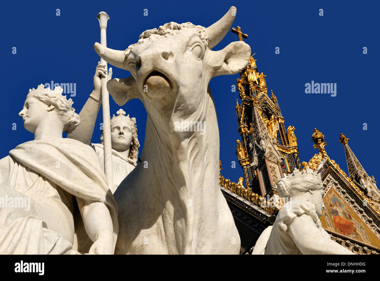 Londra, Inghilterra, Regno Unito. Albert Memorial (1872) in Kensington Gardens. Gruppo di statue che rappresentano l'Europa (da Patrick Macdowell) Foto Stock