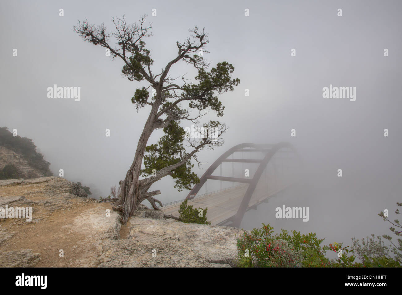 Ponte Pennybacker vicino a Austin, Texas, è avvolto nella nebbia in una fredda mattina di dicembre. Foto Stock