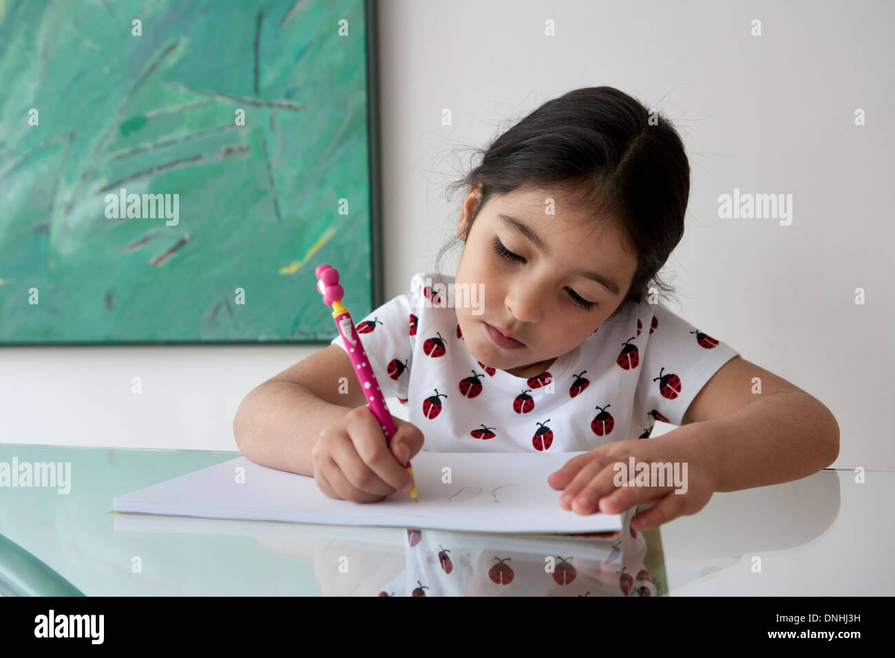 Bambina impara a scrivere lettere Foto Stock