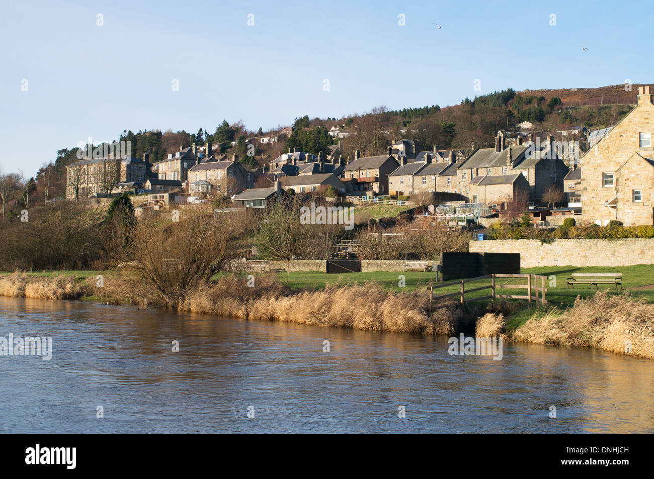La città di Rothbury, visto attraverso il fiume Coquet, Northumberland, England Regno Unito Foto Stock
