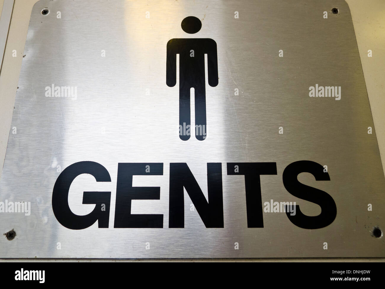 "GENTS' cartello sulla porta di un pubblico convenienza. Foto Stock