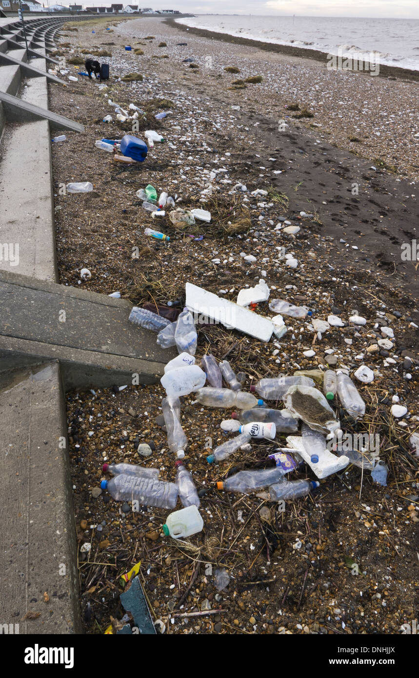 Bottiglie di plastica e contenitori lavati fino a una spiaggia di Norfolk. Foto Stock