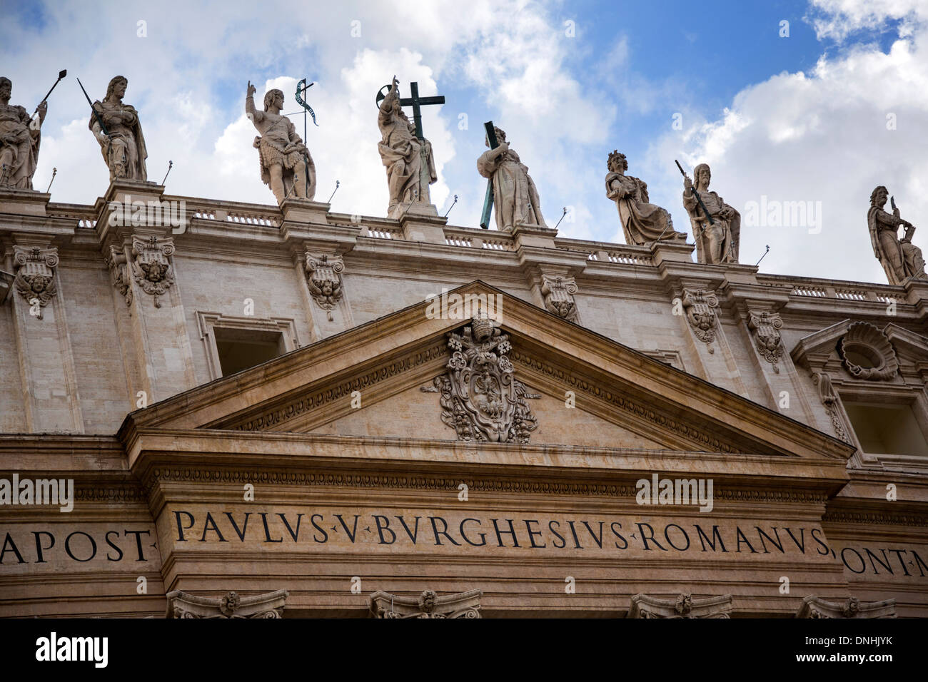 Angolo basso veduta di una chiesa, Basilica di San Pietro, Piazza San Pietro e la Città del Vaticano, Roma, della Provincia di Roma, lazio, Italy Foto Stock