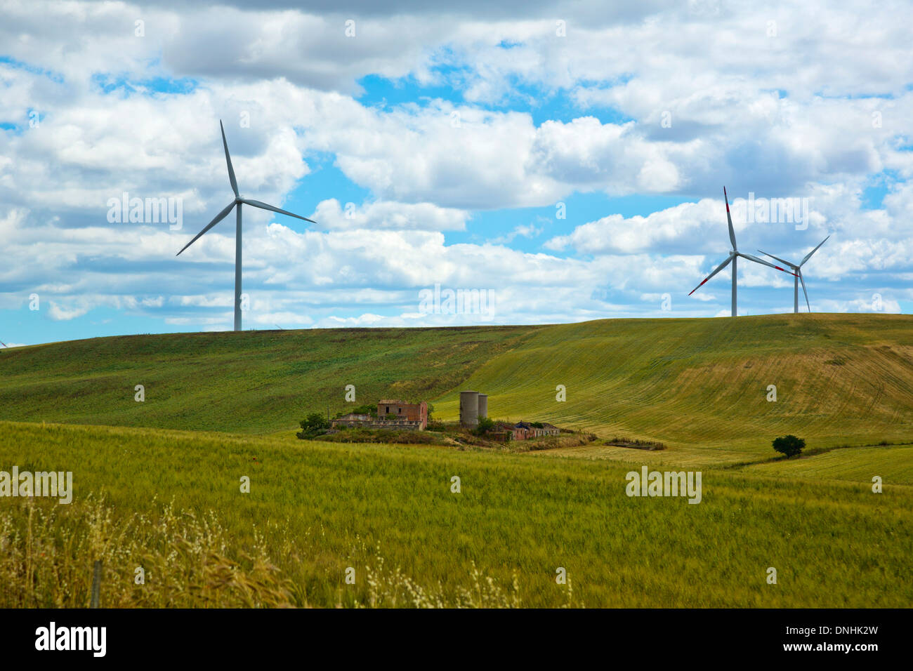 Le turbine eoliche su una collina, Vallata, Avellino, Campania, Italia Foto Stock