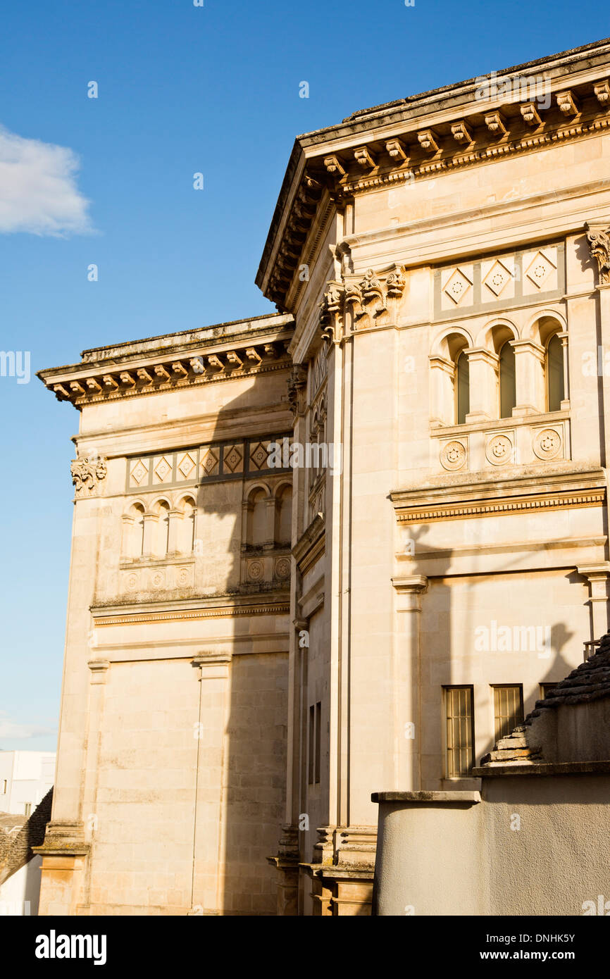 Basso angolo vista di una cattedrale, Alberobello, Bari, Puglia, Italia Foto Stock