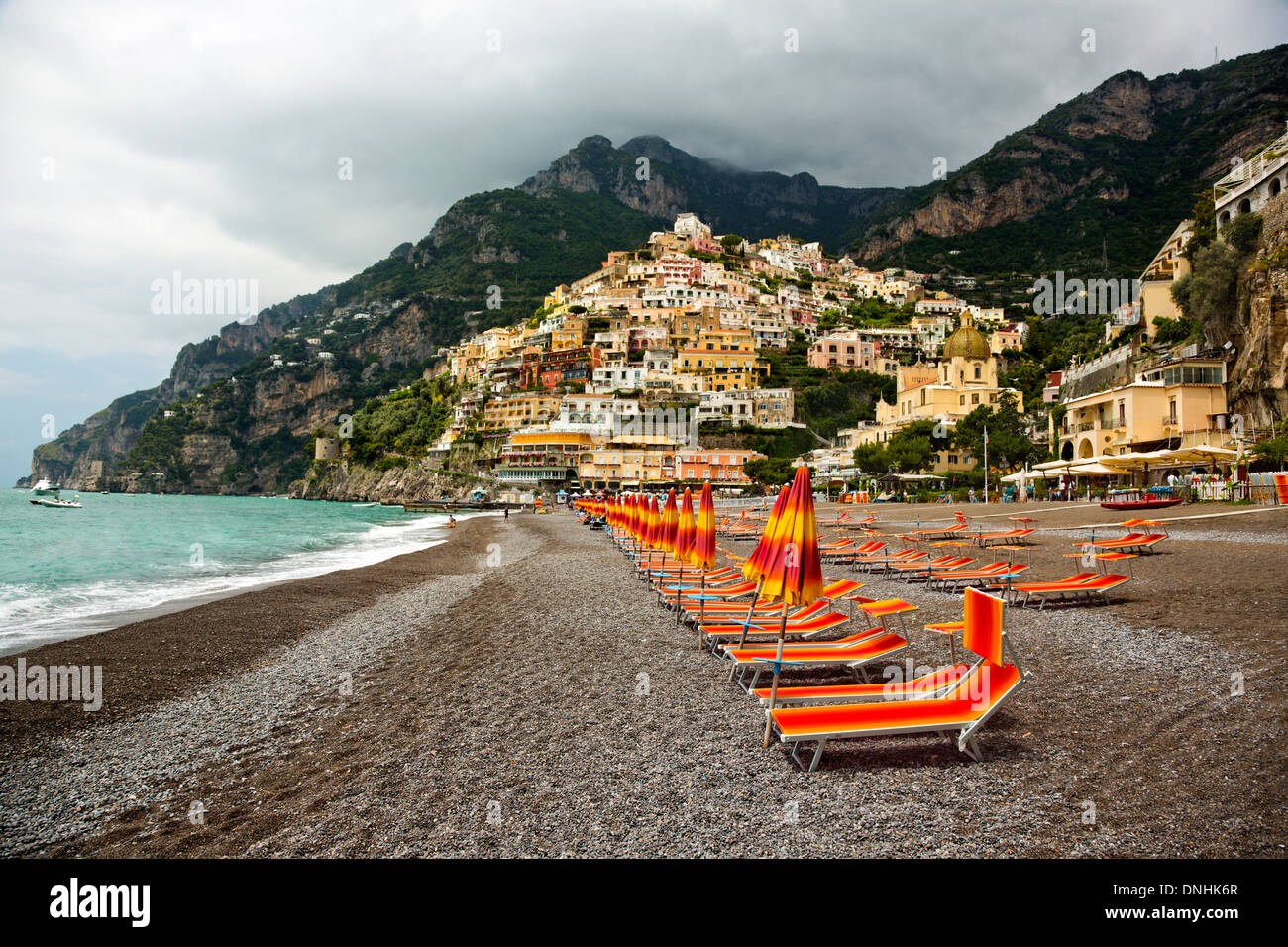 Sedie a sdraio sulla spiaggia, Positano, Costiera Amalfitana, Campania,  Italia Foto stock - Alamy