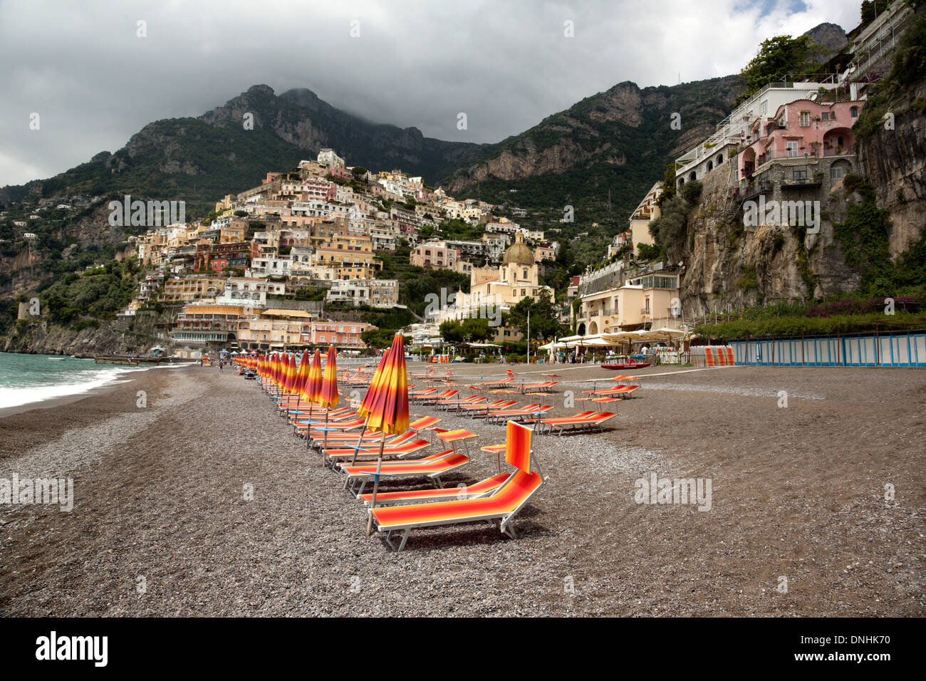 Sedie a sdraio sulla spiaggia, Positano, Costiera Amalfitana, Campania, Italia Foto Stock