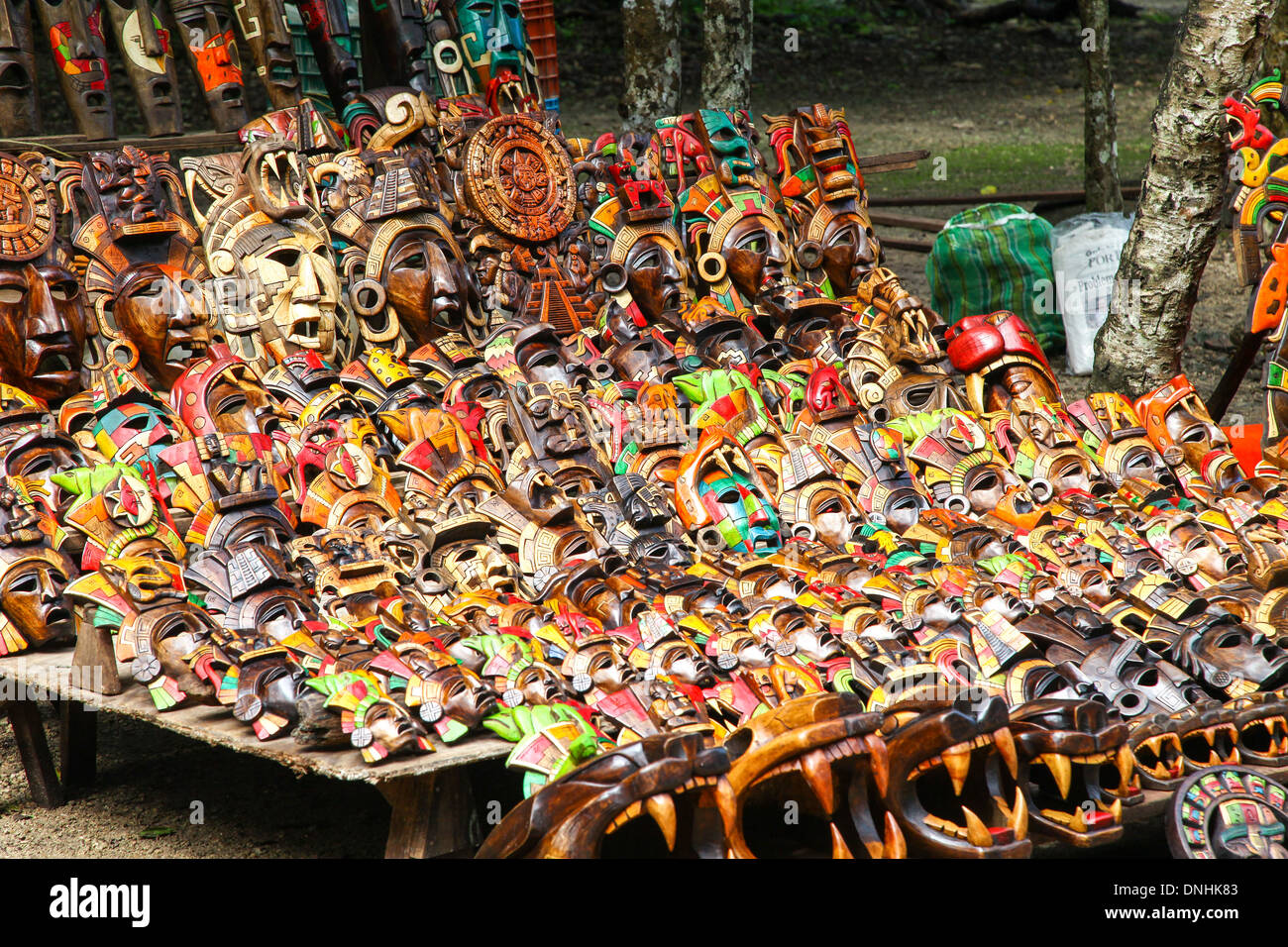 Pressione di stallo di Souvenir vendono maschere a Chichen Itza rovine maya sulla penisola dello Yucatan Messico America del Nord Foto Stock
