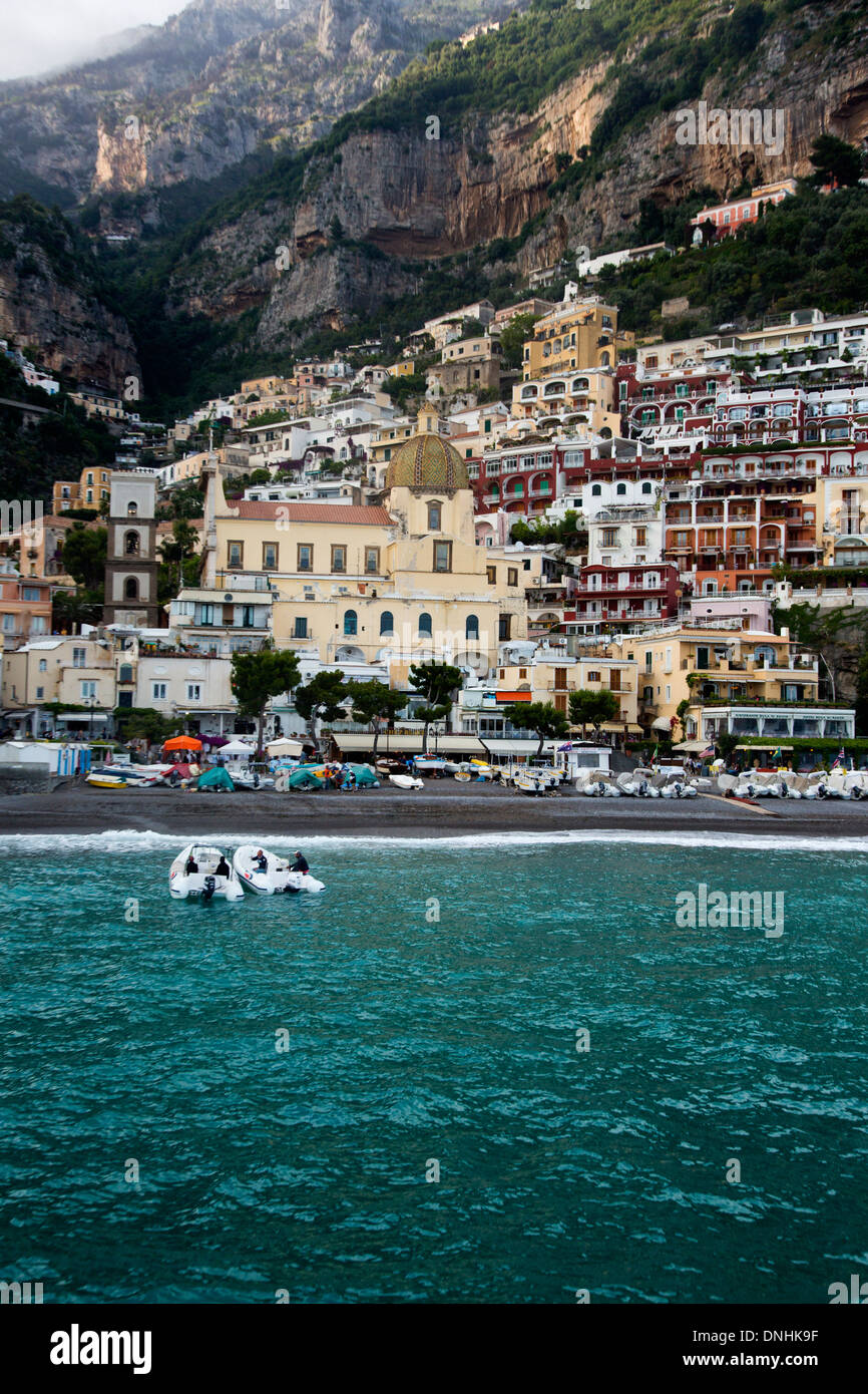 Gli edifici in una città sulla costa, Positano, Costiera Amalfitana, Campania, Italia Foto Stock