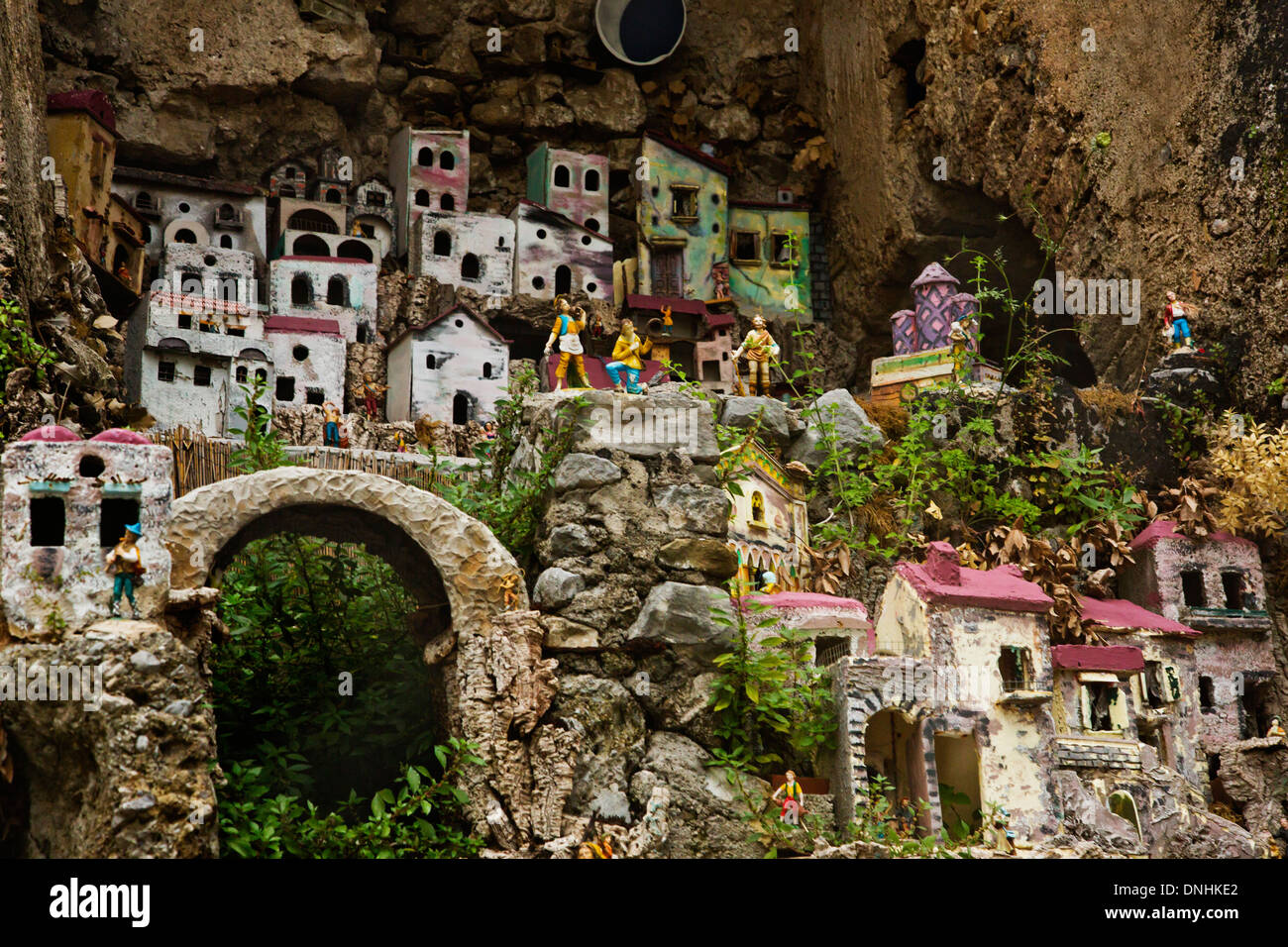Case in miniatura sulle rocce, Amalfi, provincia di Salerno, Campania, Italia Foto Stock